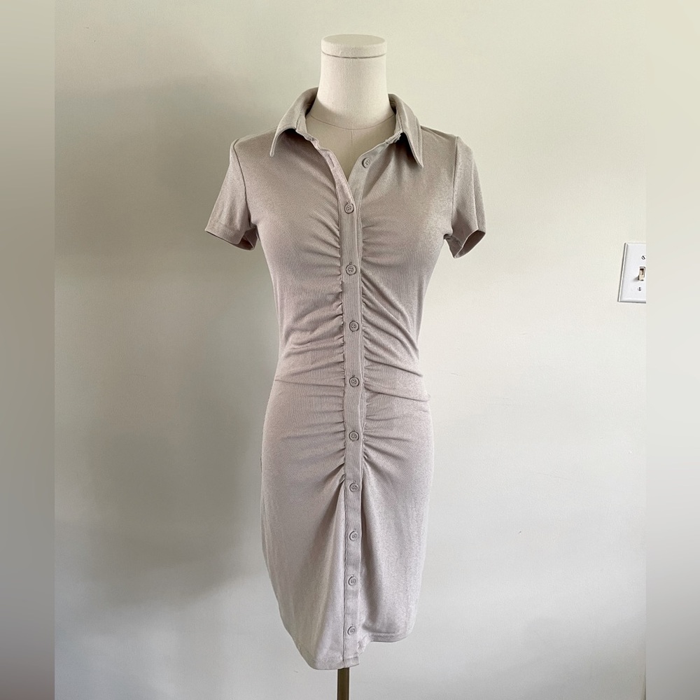 H&M Divided Beige Short Sleeve Button-Up Dress with Side Ruching